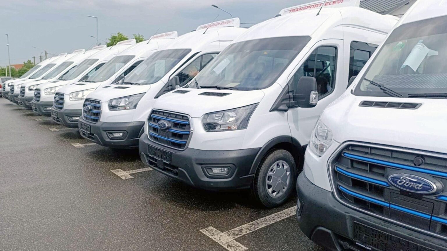 The same electric minibus model, sold for between 99,000 and 263,000 euros, depending on the county. Minister Dragoș Pîslaru reports to the European Public Prosecutor's Office