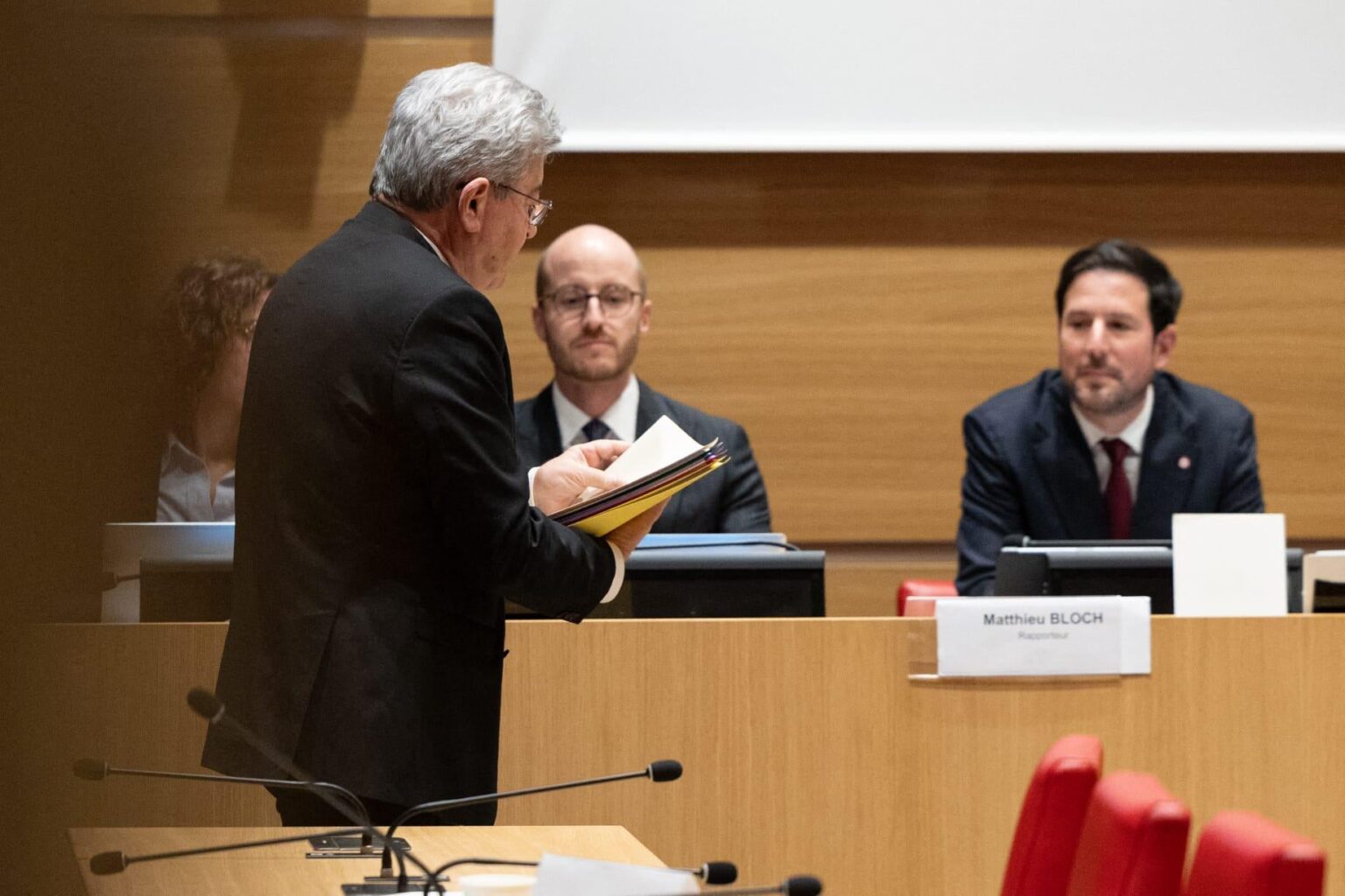 In the Assembly, Mélenchon denies any link between LFI and the Islamists and becomes a professor of secularism