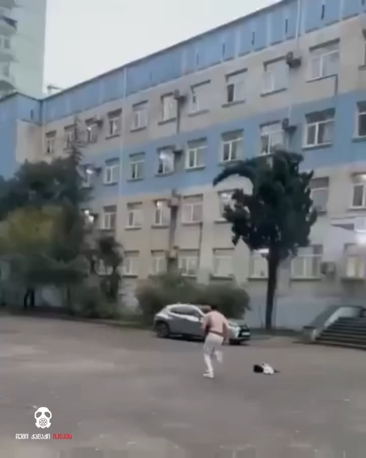 Foreigner under infulence ran into School yard in Batumi and caused disturbance.