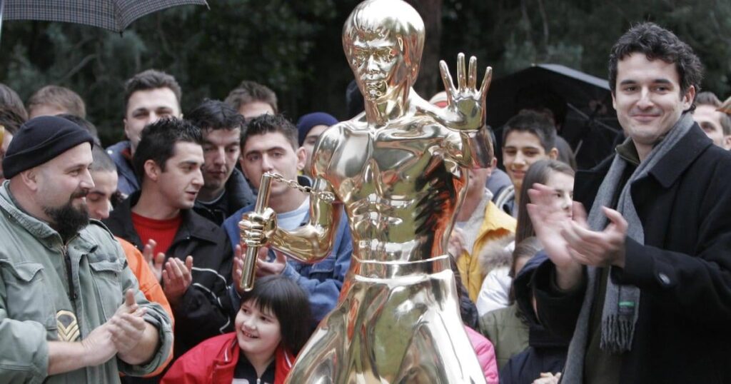 Bruce Lee: Stolen statue returns to Bosnia town