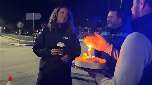 Farmers took a cake to a police officer who had her birthday [βίντεο]