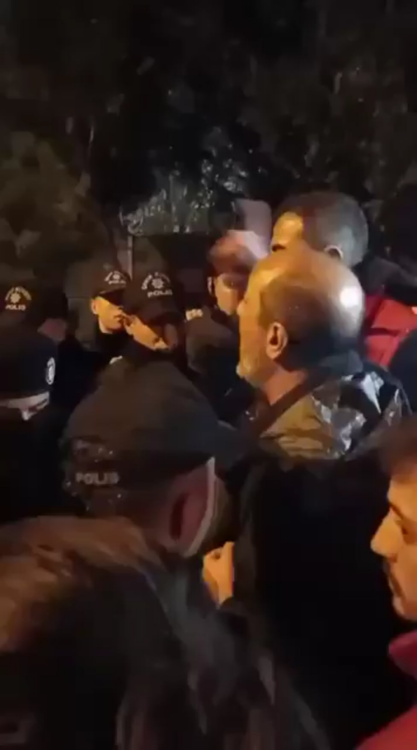 Despite the Police's Efforts to Provoke the Strike: "These workers can't get paid right now! Why don't you live without getting paid for 2 months!"