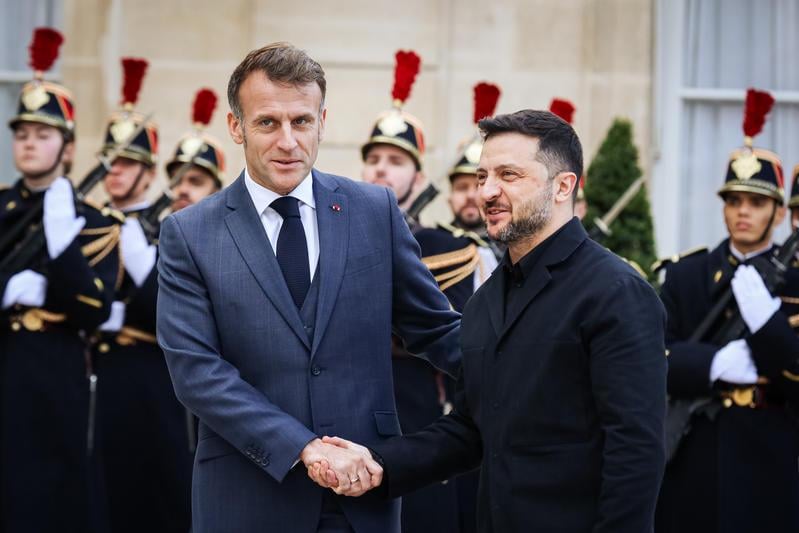 War in Ukraine: Volodymyr Zelensky, weakened and cornered, seeks support from Emmanuel Macron