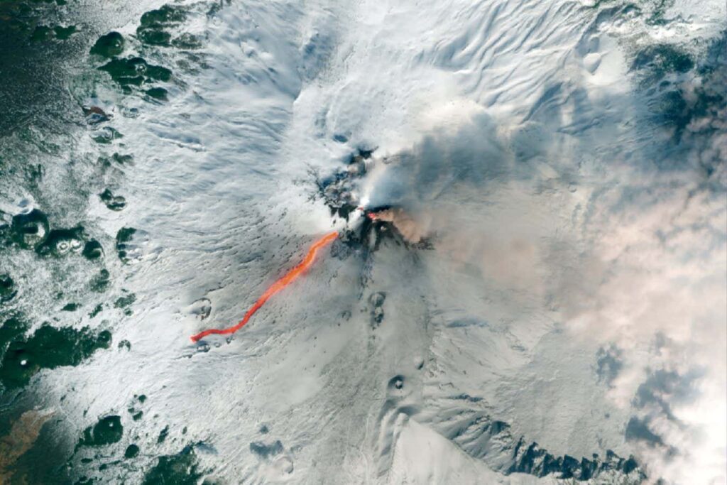 2025's best photos of the natural world, from volcanoes to icebergs