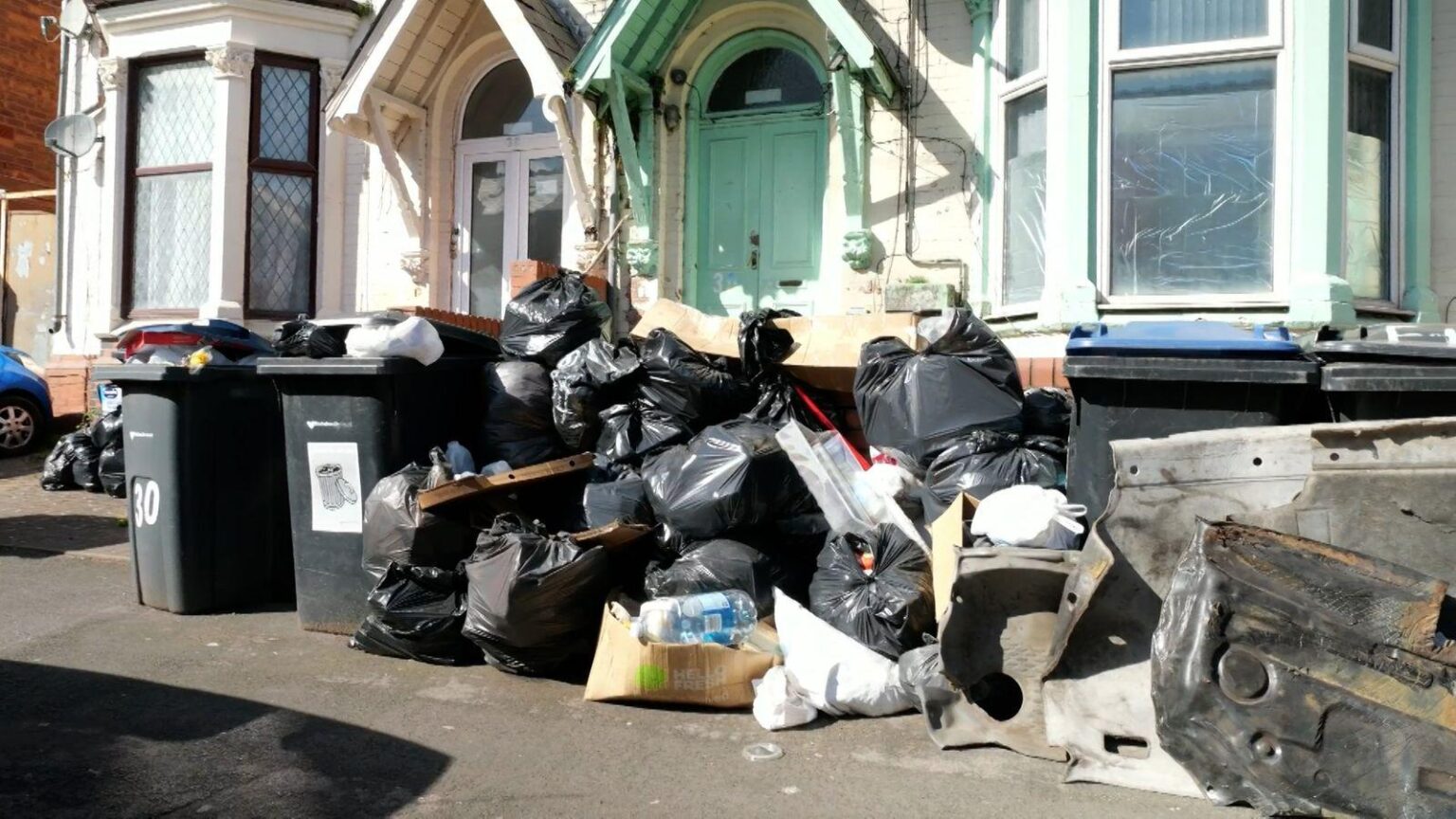 Agency staff covering for striking bin workers in Birmingham vote to go on strike