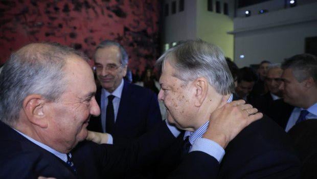 Mr. Mitsotakis: He is afraid of his MPs, he now openly ranks Karamanlis, Samaras, Venizelos among his political opponents: With the threat of deleting "blue" MPs, Maximos is trying to exorcise his fears of surprises in the vote for the transfer of OPEKEPE to AADE.