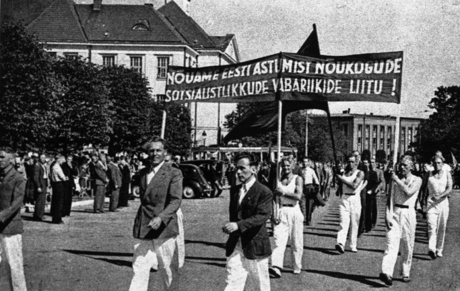 A Soviet-organised rally in Tallinn, July 1940. In reality, only a tiny minority of Estonians supported the Soviet Union; the event was staged under occupation and coercion. Public domain.