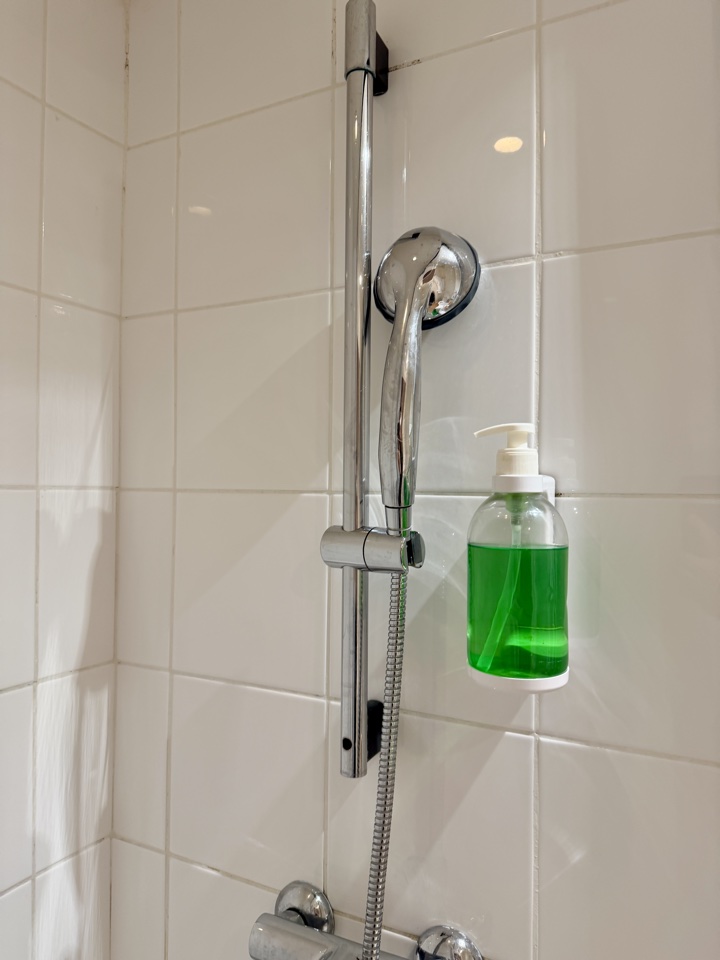 Two Star Hotel Cannes France - shower with green liquid