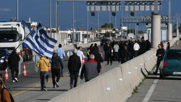 Farmers: Towards the bridge of Rio - Antirrio the mobilizations - MAT cage also blocked ambulances: The MAT to prevent the farmers from opening the tolls on the bridge of Rio reached the point of blocking ambulances as well