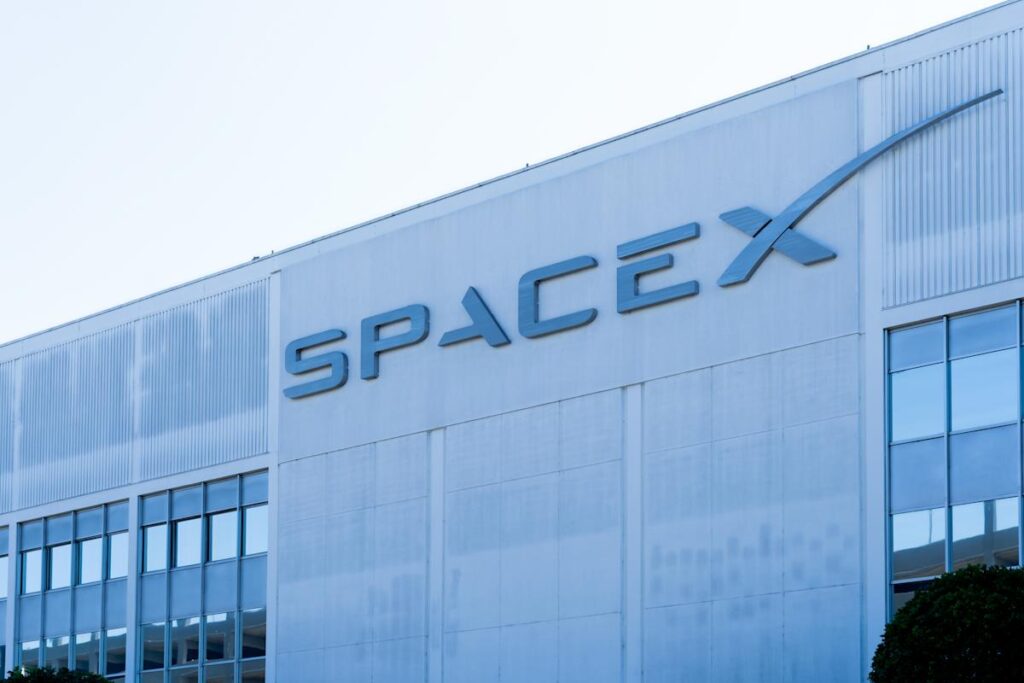 SpaceX sets $800 billion valuation, confirms 2026 IPO plans