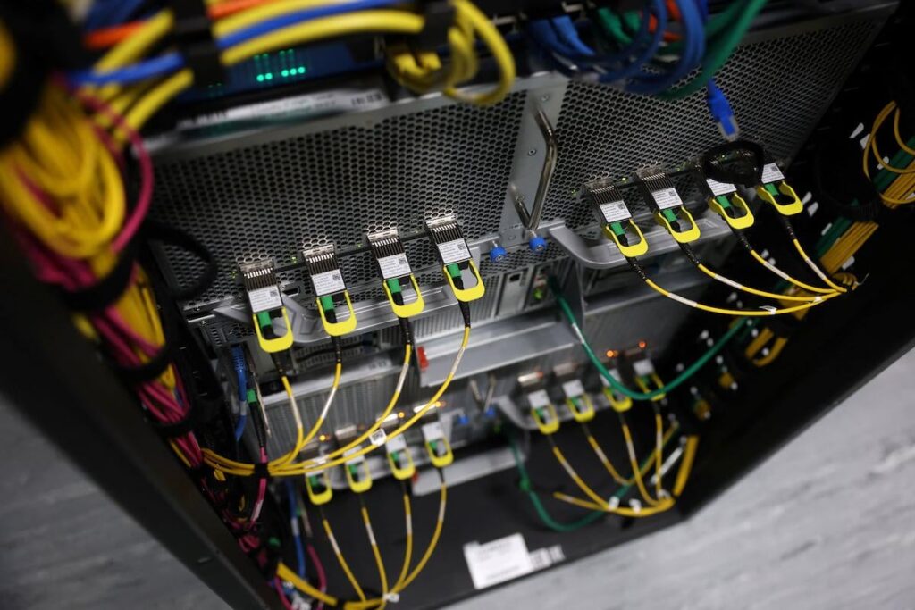 If AI replaces workers, should it also pay taxes? - The technological race among industry giants and the wave of layoffs they have announced has revived the debate about the advisability of taxing automation.