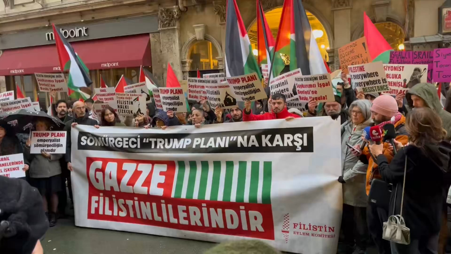 Upon the call of the Palestine Action Committee, protesters met in Taksim Tunnel Square against the "Trump Plan".