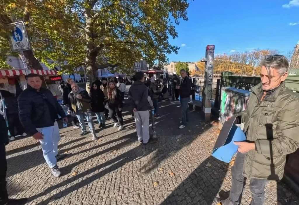 Albanians in Berlin cheated tourists with 'cup and ball scam' - shame