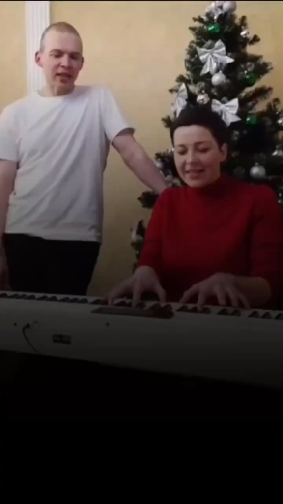 Maryia Kalesnikava and Maksim Znak sing the Belarusian song "Try Čarapahi". They are free now — after more than 5 years in prison.