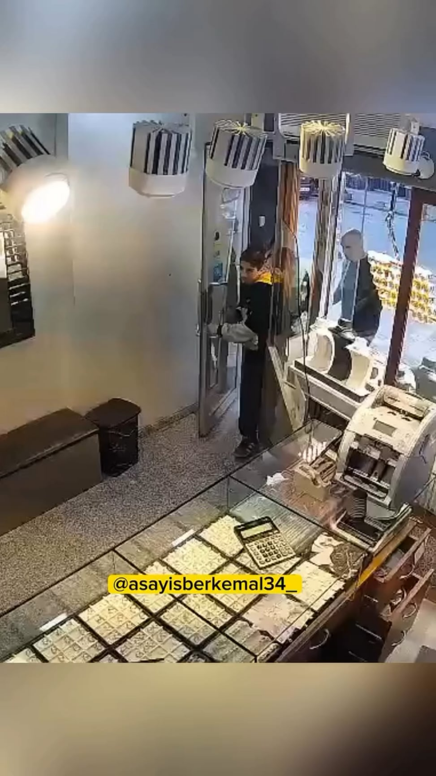 The gold worth 1 million 300 thousand liras found on the road by 2 children was delivered to its owner.