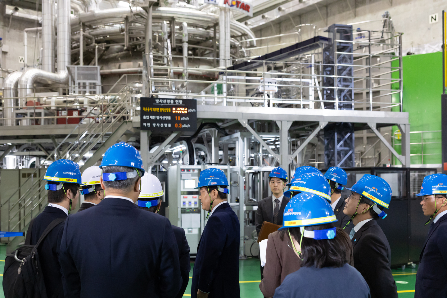 President Lee Jae Myung tours the Korea Institute of Fusion Energy in the Daedeok Research and Development Zone in Daejeon on Nov. 7, inspecting KSTAR (Korea Superconducting Tokamak Advanced Research), the world’s first superconducting nuclear fusion research device. [PRESIDENTIAL OFFICE]