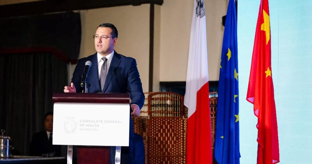 Construction Minister discusses new investment opportunities with Shanghai