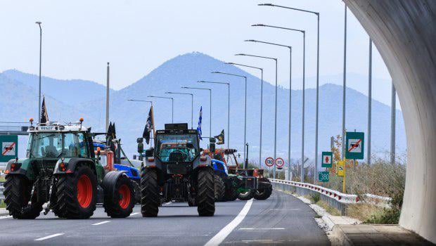 They rearrange the tractors to make way for the farmers - EL.AS insists. to keep central arteries closed