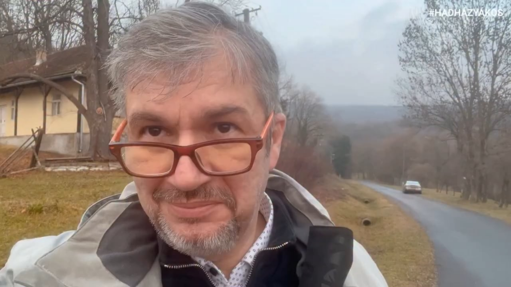 Years ago, Lázár Jancsi bought a house in the name of his then 9-year-old son in Zemplén, not far from Kassa, on the Kéktúra line. And what a surprise, a mirror-smooth road was built here as well.