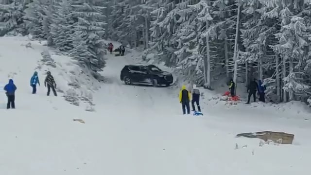 Driver filmed while entering the ski slope in Parâng
