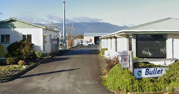 Thousands without power as 'major outage' hits West Coast district