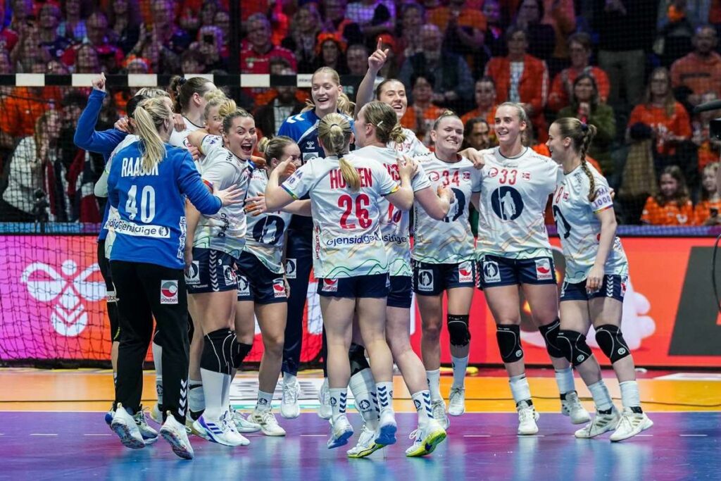 Norway silence partisan crowd in Rotterdam to move into World Championship Final