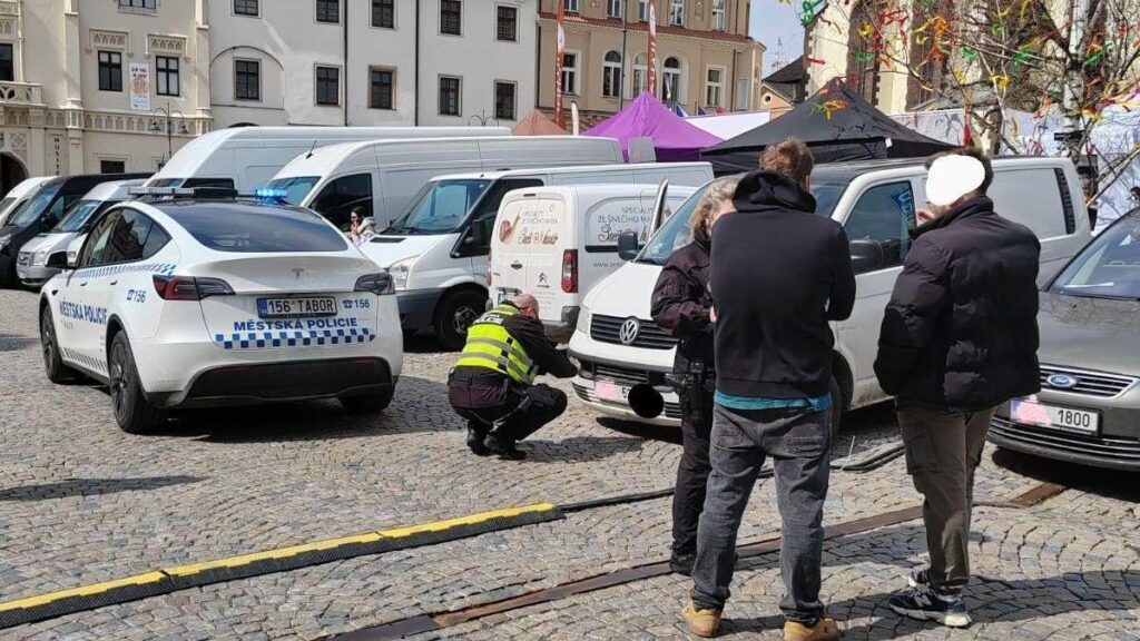 Get out, we'll take care of it now, the driver yelled, banging on the car. After the punch, the courts punished the soka - Novinky