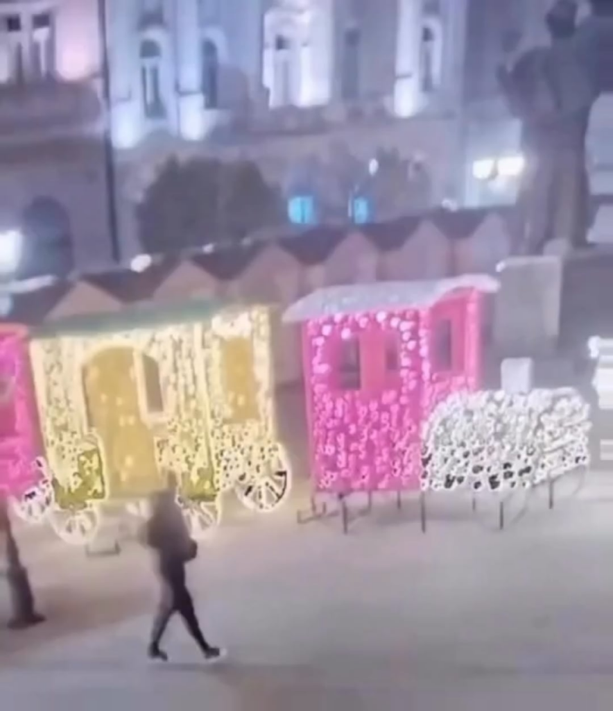 The police are looking for the good Samaritan who set fire to the New Year's decorations on Novi Sad's Freedom Square last night
