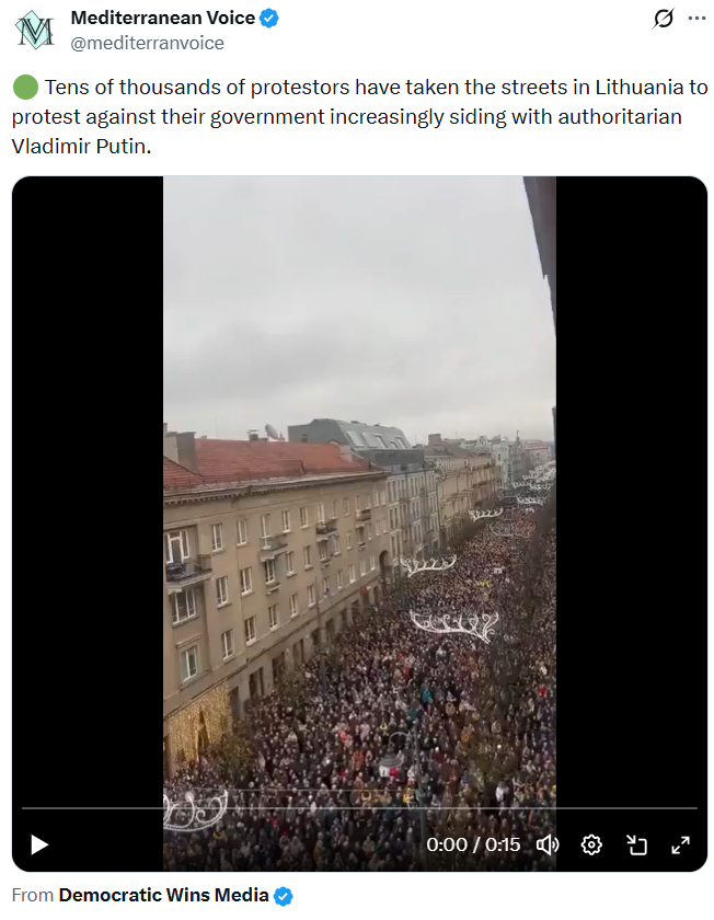 A video claiming to show tens of thousands of protesters in Lithuania rallying against their government over alleged support for Vladimir Putin.
