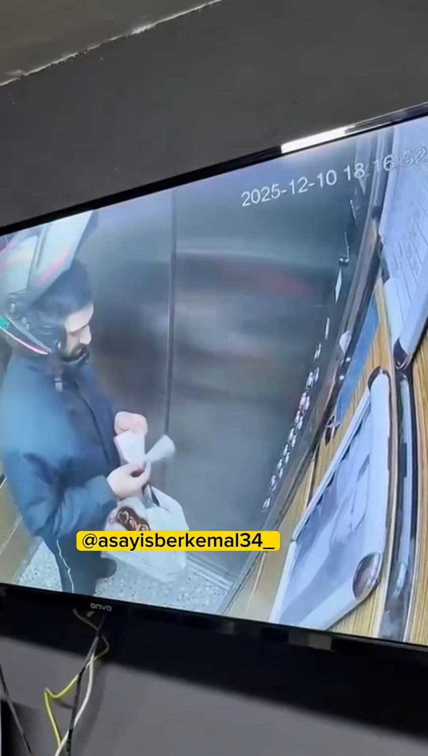 A courier delivering an order to a building in Ümraniye spat on the Atatürk portrait in the elevator and threw it away.