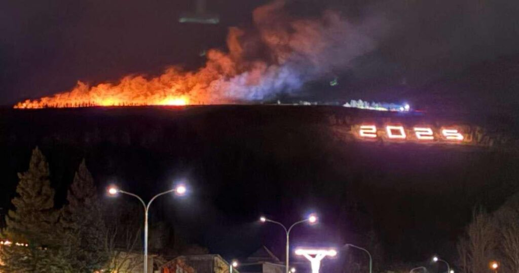 Wildfire above Húsavík and residents asked to wait with the fireworks