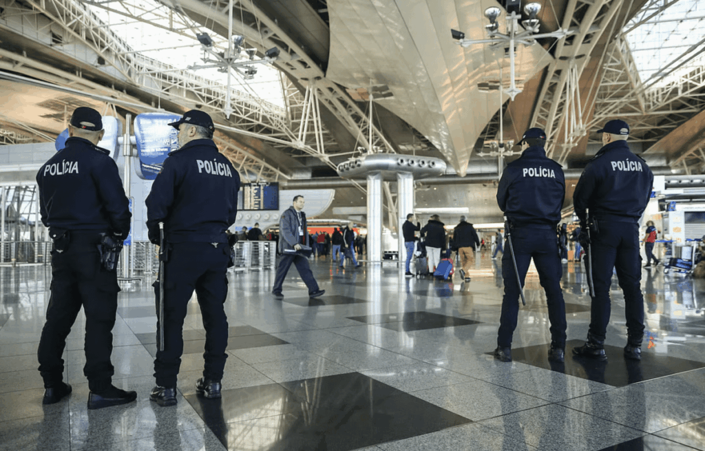 Packed in a Lisbon airport a resident with ten 'coca' kilos
