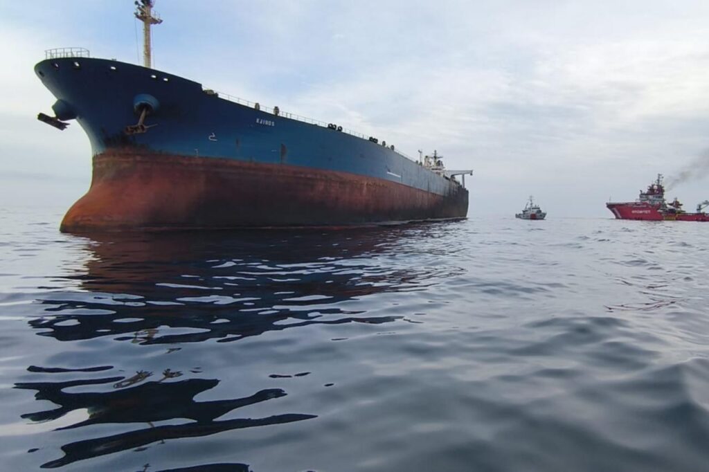 Rescue vessels surround the damaged oil tanker Kairos off the Turkish coast, November 30, 2025. (AA Photo)