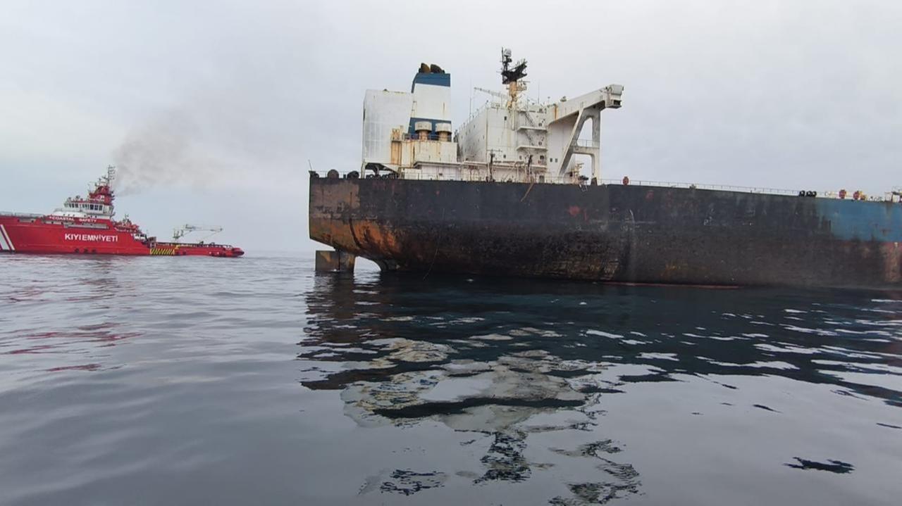 Rescue vessels surround the damaged oil tanker Kairos off the Turkish coast, November 30, 2025. (AA Photo)