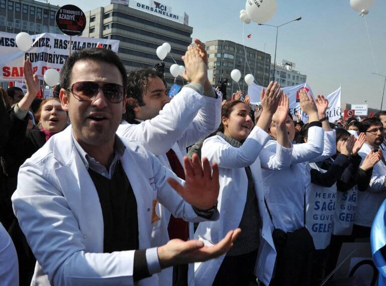 Turkey faces deepening healthcare crisis as 21,000 specialists quit public hospitals in last 13 years
