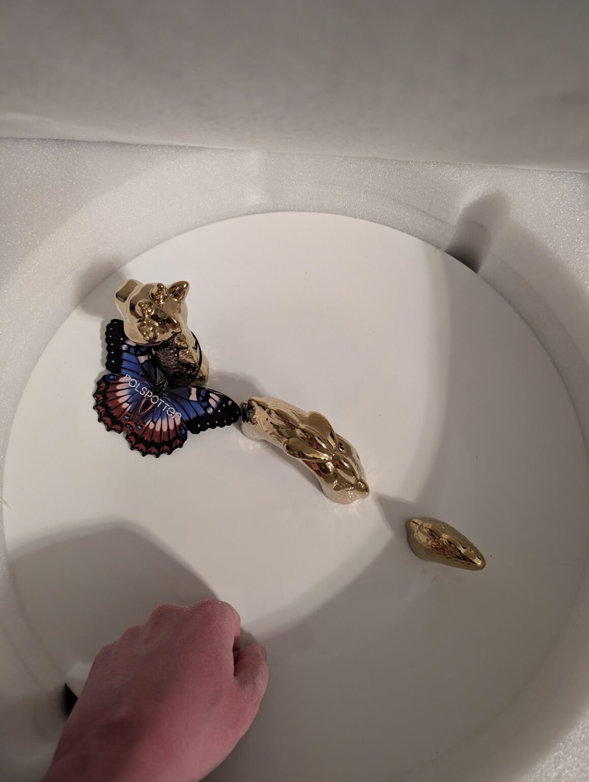 I told my sister-in-law that we don't want any unnecessary clutter because we simply don't have any more space. We then received an approx. 70 cm glass plate with a dragon in the middle. Love it...