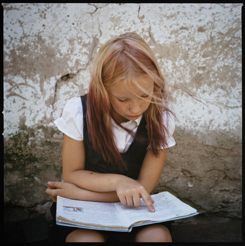 Myroslava Hrynyk reading her school book in the Poltava region, 2024.From the series 5K from the Frontline. (Image: Anastasia Taylor-Lind) 