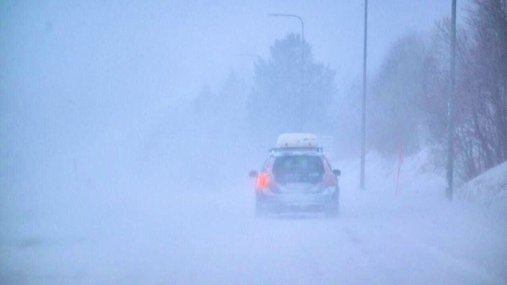 A car drives through a snowy landscape in fog. Storm Johannes sweeps through Scandinavia. Photo: Pontus Lundahl/TT News Agency/AP/dpa