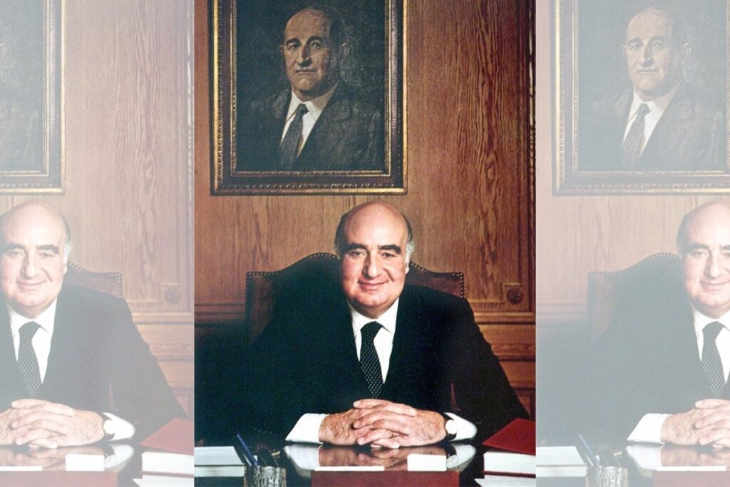 Edmond Safra under a portrait of his father