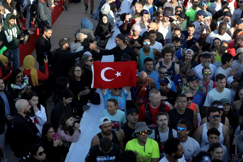 Hundreds of local and international athletes take part in the Pyramids Half Marathon held in the Giza Pyramids area in Egypt on December 13, 2025.  (AA Photo)