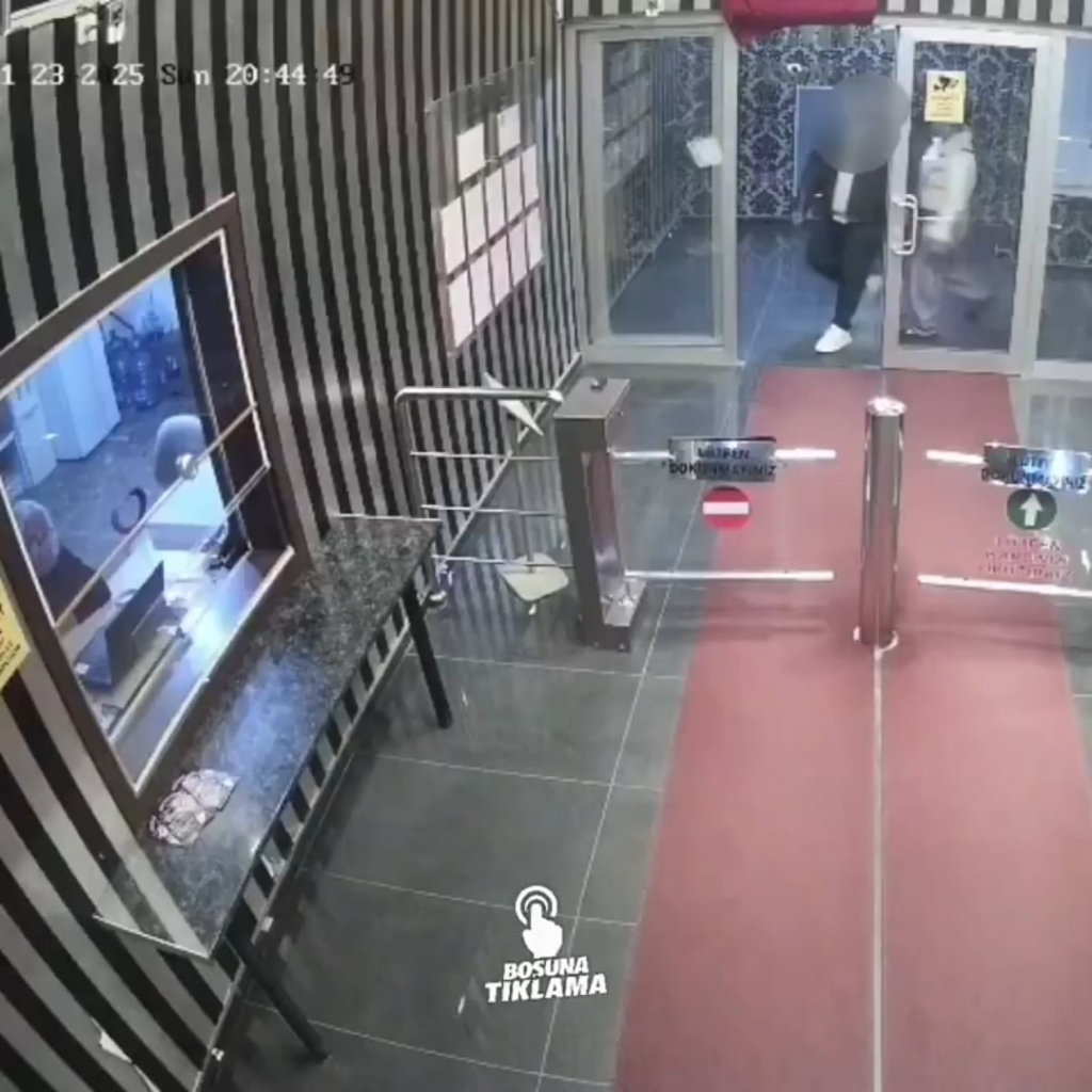 A woman in Ankara beat and usurped the man she met online along with her lover. The couple, who found their credit card limit low, increased it from the man's phone and bought a phone for themselves, were caught.