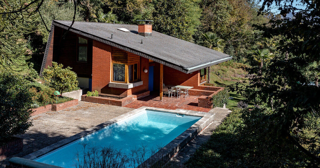 enrico sassi revisits 1970s lake house in switzerland