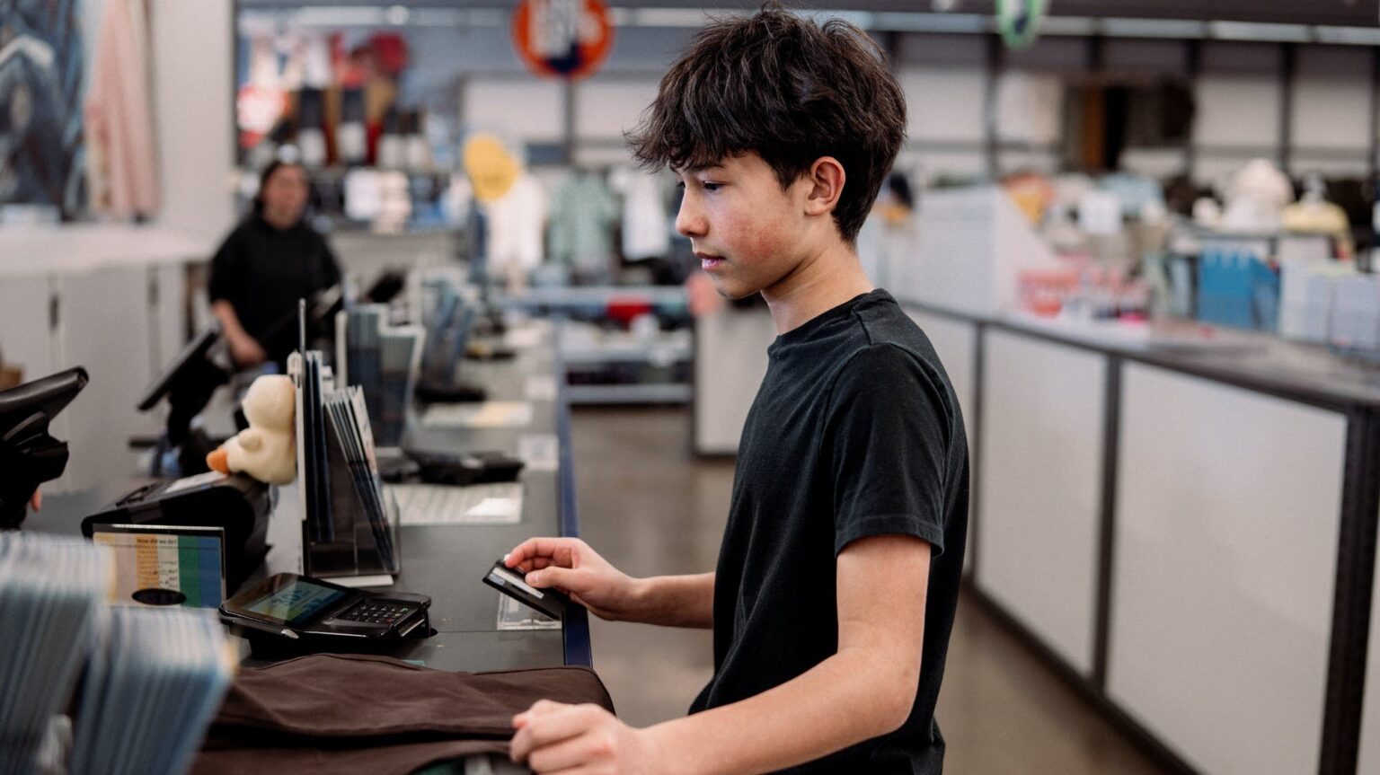 Michael Pearce of Oxford Economics said economic momentum isn’t being matched by income growth, leaving gains concentrated among higher-income households and those with steady jobs.