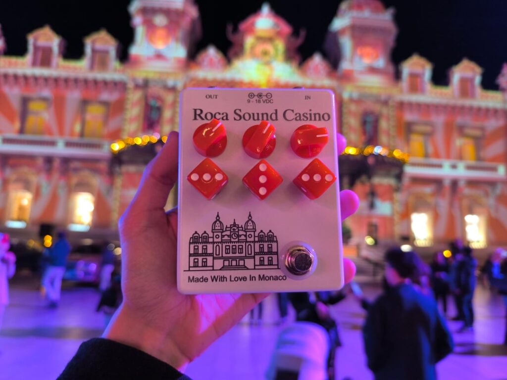 Made a guitar pedal inspired by the Casino for christmas. Auguri Sciurri Everyone !