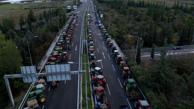 The farmers are adamant: New blockades in Kastro and Evinos, they blocked the airport in Ioannina, the port of Volos is also closed "We came to stay", the farmers emphasize
