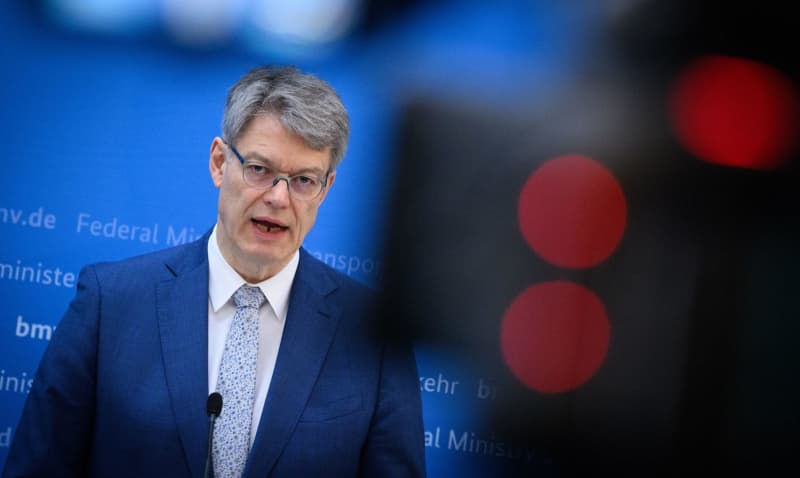 Germany’s transport minister dampens hopes for cheaper flight tickets Yahoo news home