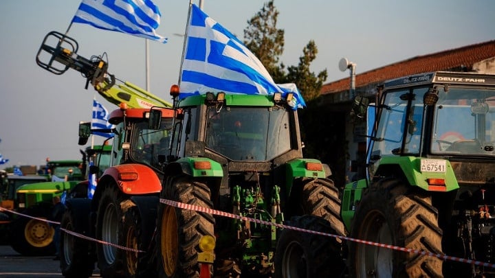 Farmers close Greece's borders