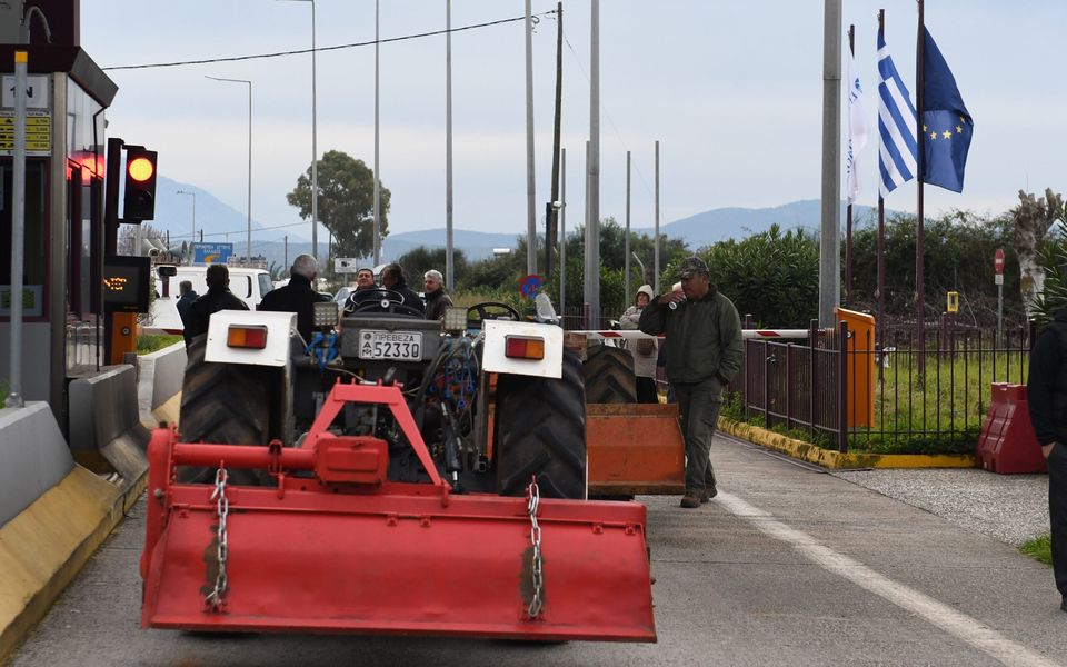 Farmers blocking border crossings again