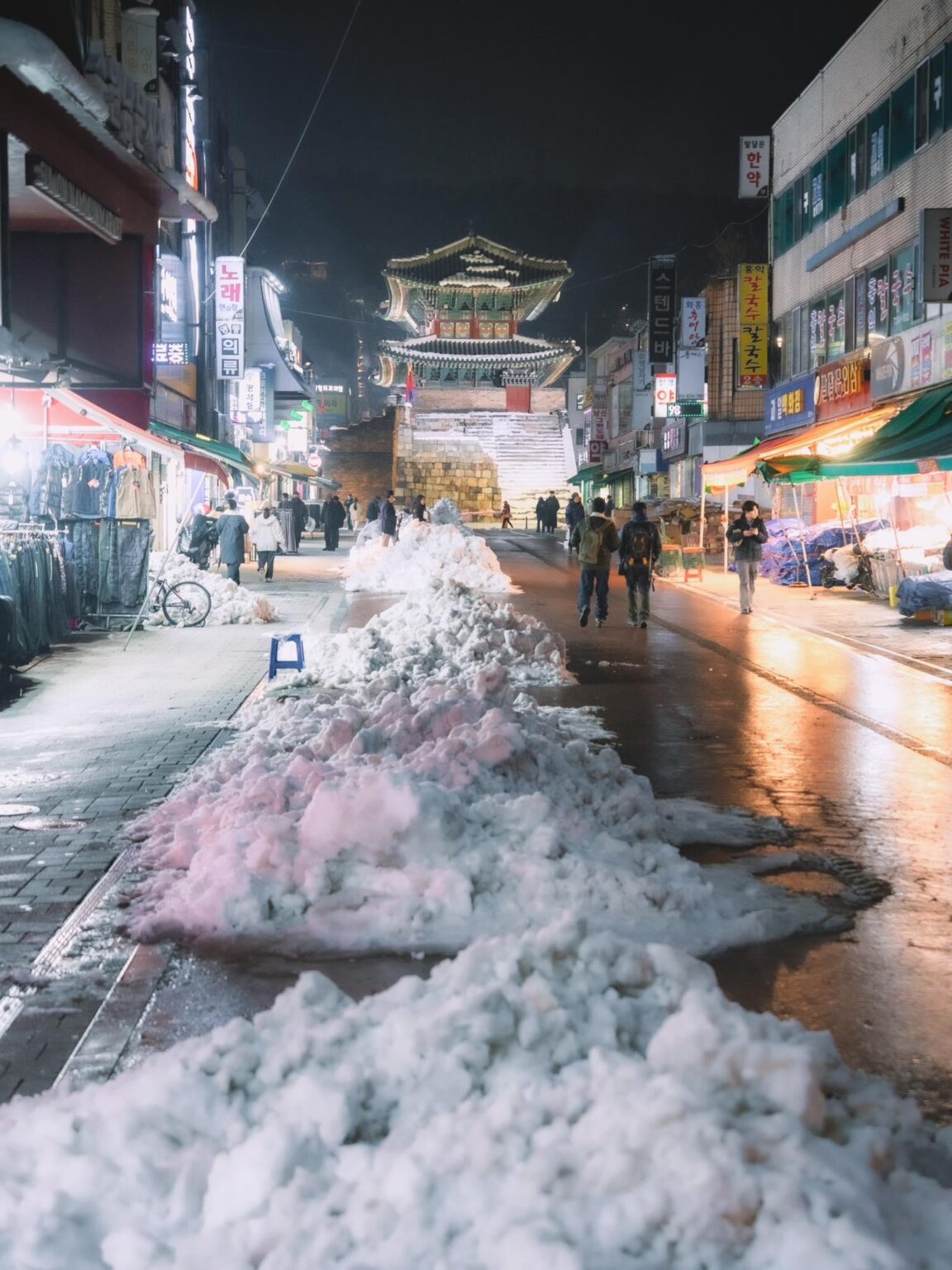 Snowy night in Suwon, S.Korea