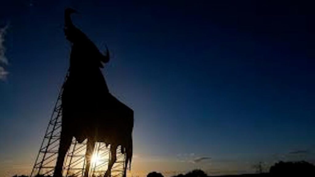 The youth of Sortu take down the last Osborne bull that remained in Euskadi